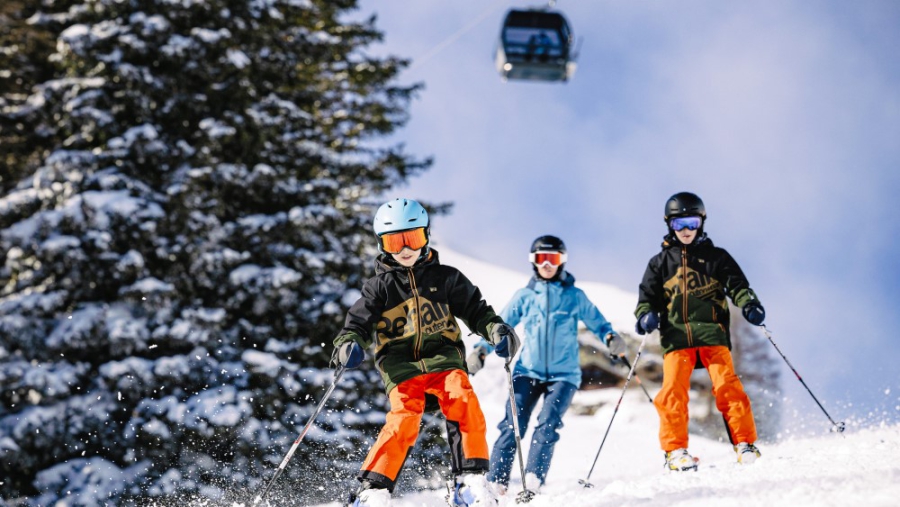 Wintersport in Imst met skiërs.